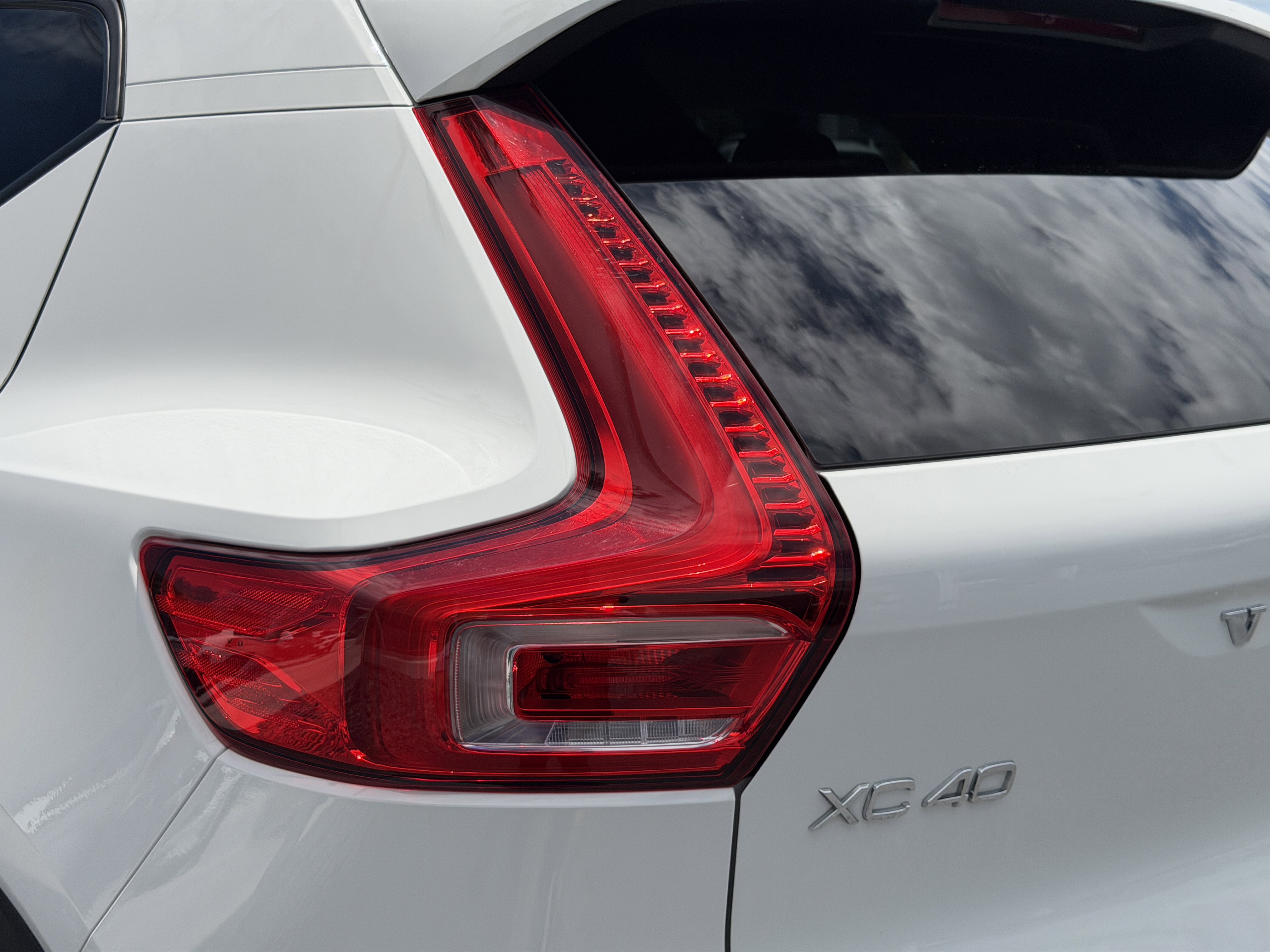 Used 2020 Volvo XC40 T4 Momentum FWD image 9