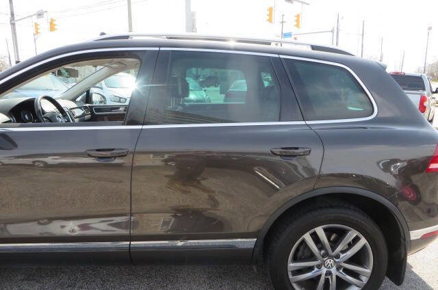 Used 2016 Volkswagen Touareg Sport AWD/4WD image 42