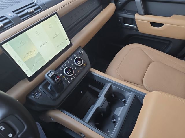 Used 2025 Land Rover Defender 130 X-Dynamic SE image 26
