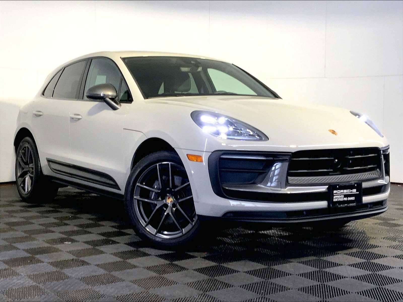 Certified 2023 Porsche Macan Turbo image 9