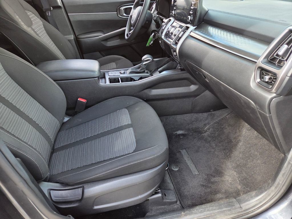 Used 2022 Kia Sorento LX image 11
