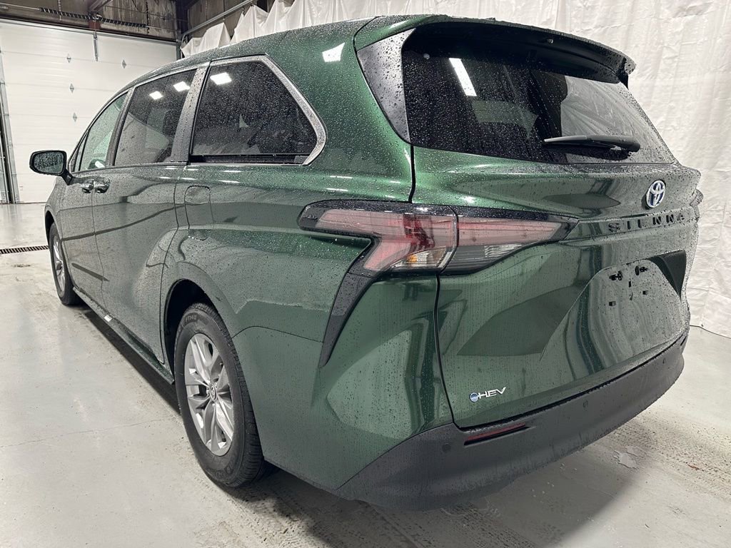 Used 2025 Toyota Sienna XLE image 5