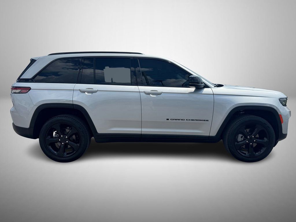 Used 2024 Jeep Grand Cherokee Limited w/ Black Appearance Package image 5