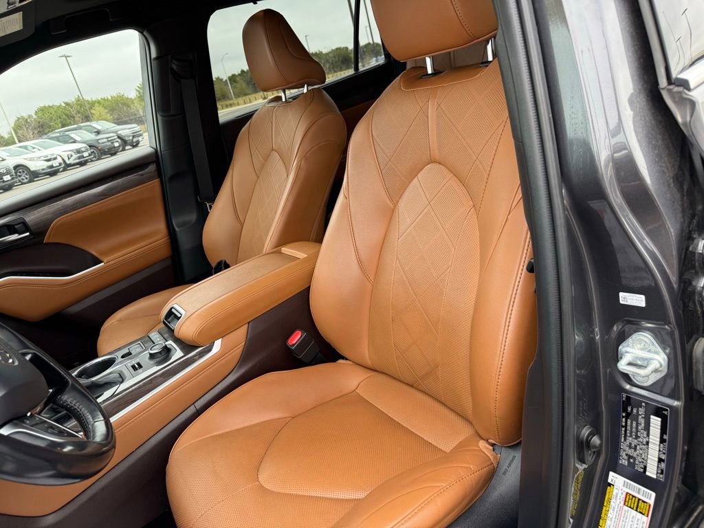 Used 2021 Toyota Highlander Platinum image 14