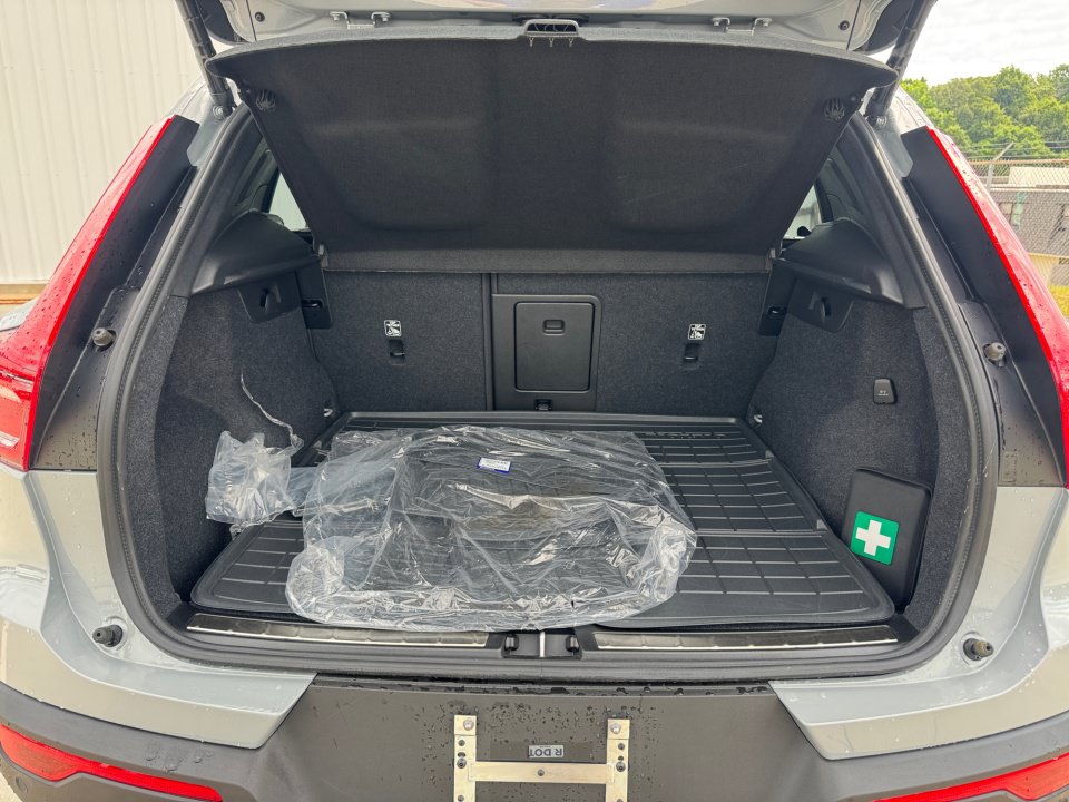 Used 2025 Volvo XC40 B5 Plus AWD/4WD image 15
