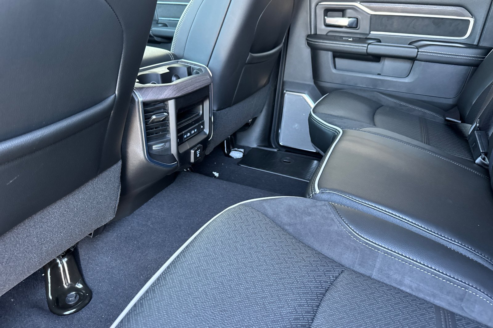 New 2026 RAM 2500 Laramie AWD/4WD image 11