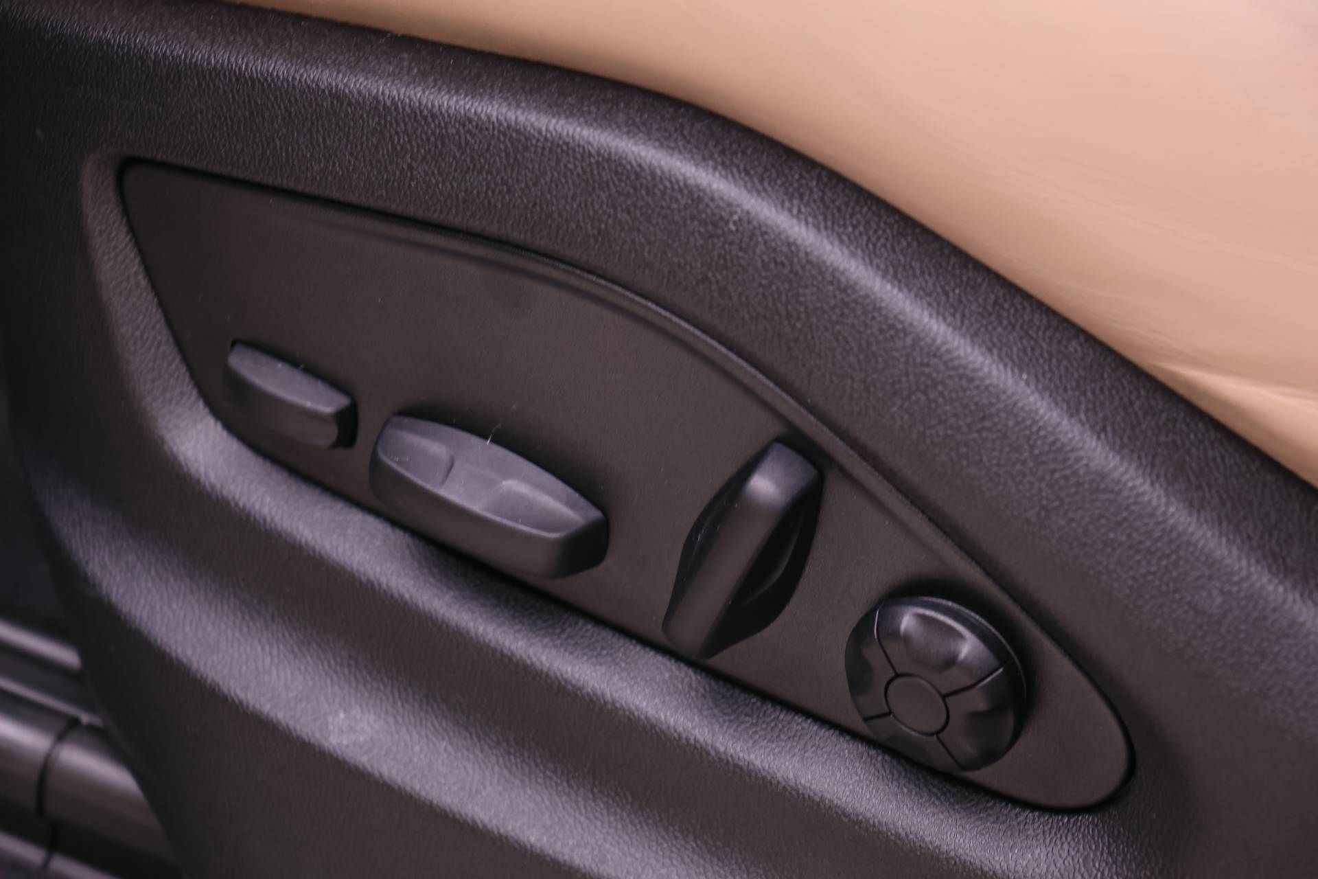 Certified 2025 Porsche Cayenne S image 22