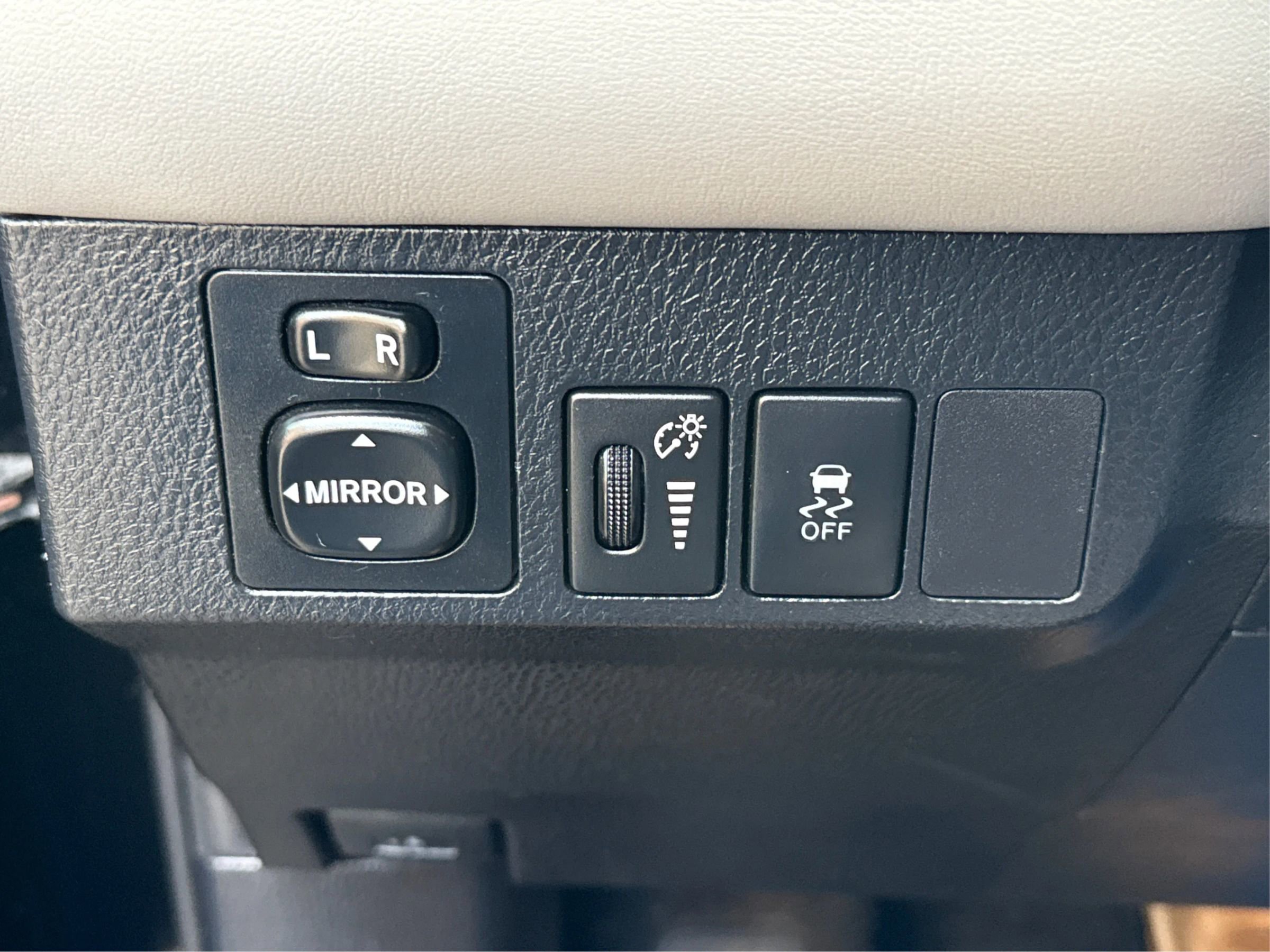Used 2013 Toyota RAV4 XLE AWD/4WD image 19