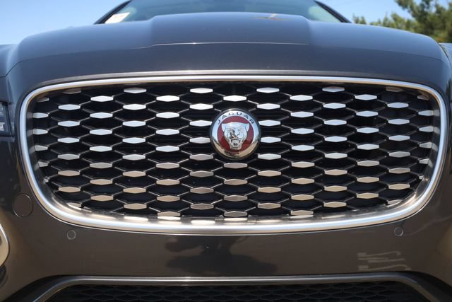 Used 2022 Jaguar XF SE RWD image 5