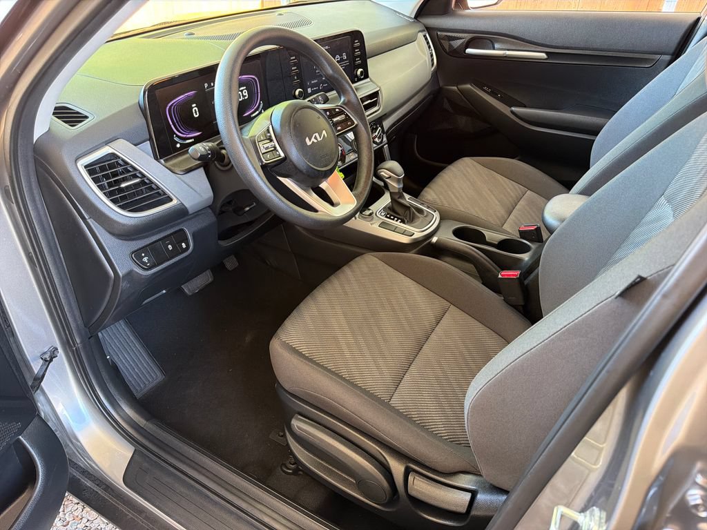 Used 2026 Kia Seltos LX FWD image 2