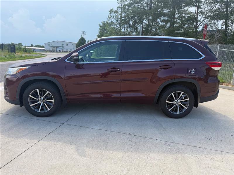 Used 2017 Toyota Highlander XLE w/ Protection Package #3 AWD/4WD image 4