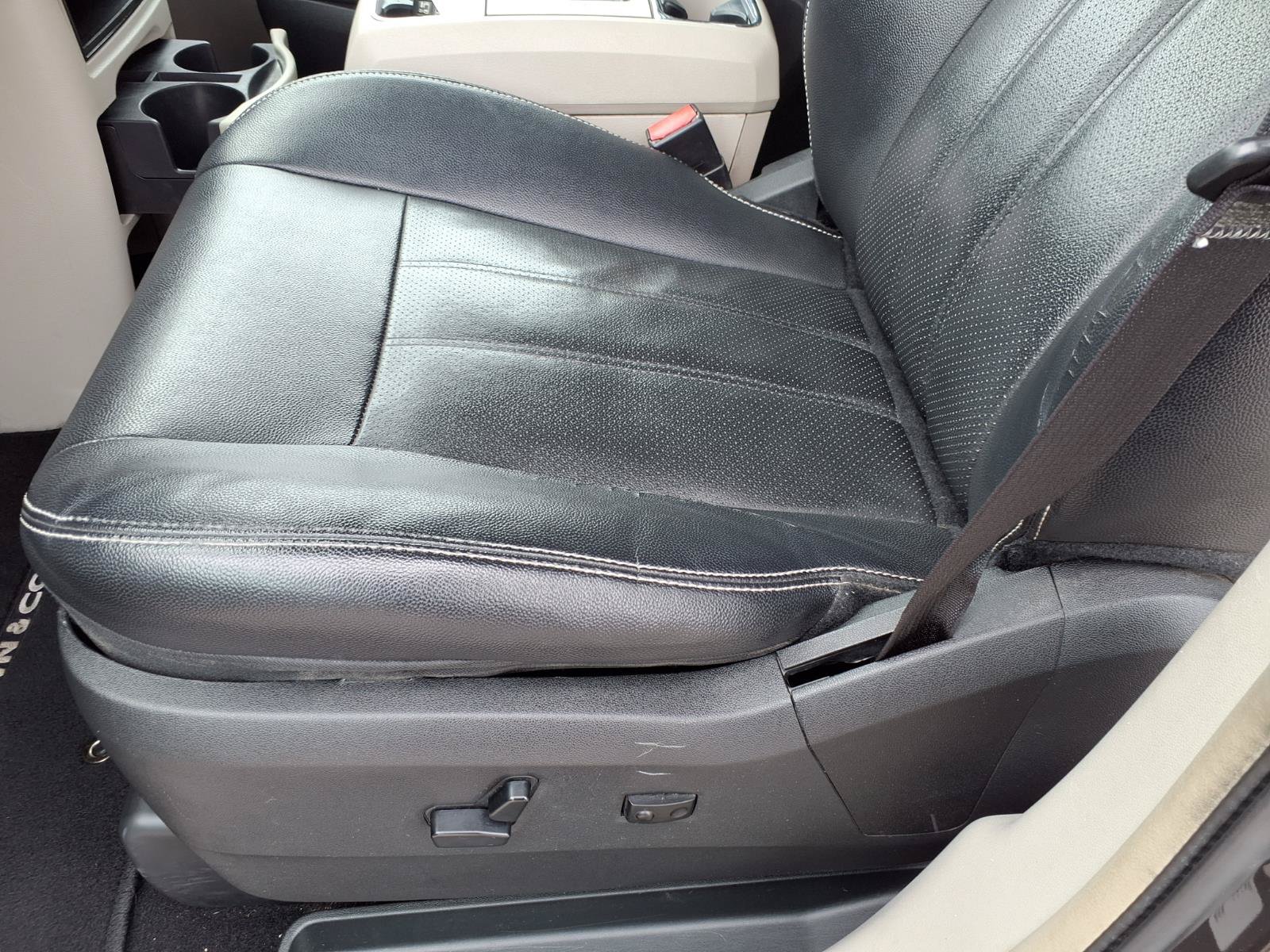 Used 2015 Chrysler Town & Country Touring-L w/ Driver Convenience Group FWD image 22