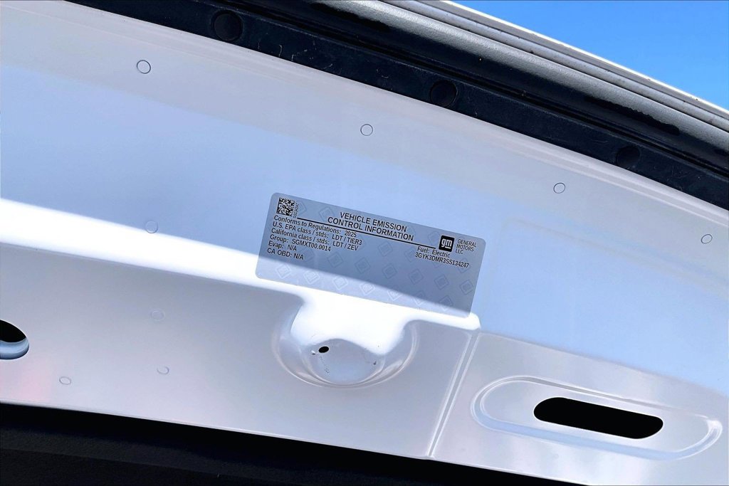 Certified 2025 Cadillac Optiq Luxury 2 w/ LPO, Floor Liner Package AWD/4WD image 31