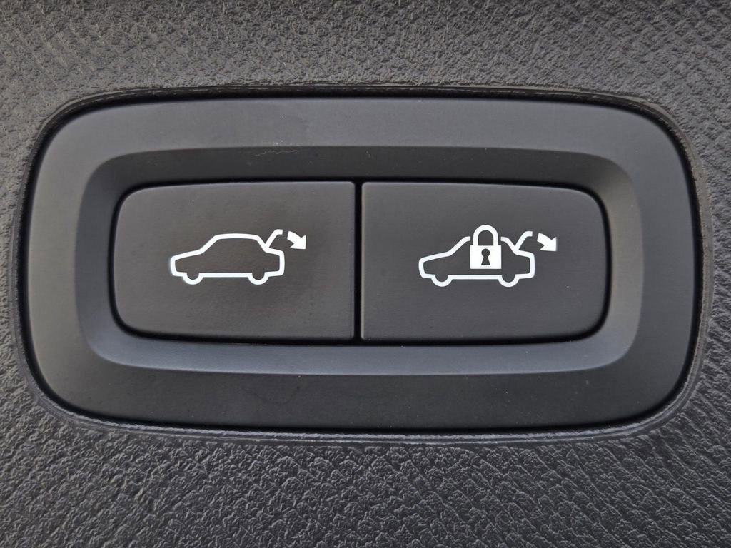 Used 2023 Volvo XC90 B6 Plus image 11