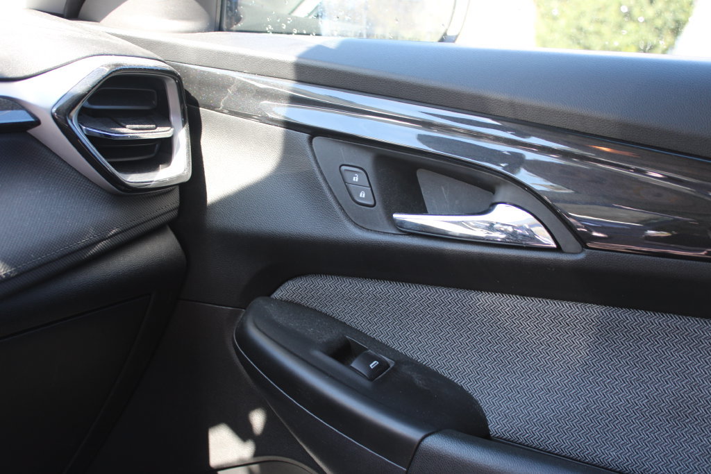 Used 2025 Chevrolet TrailBlazer LT AWD/4WD image 18