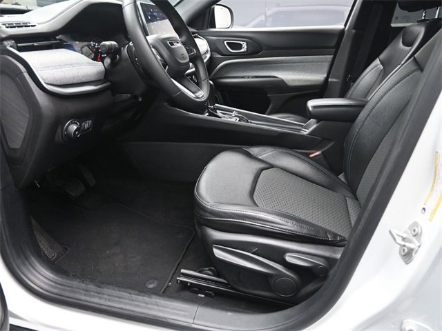 Used 2024 Jeep Compass Latitude image 17