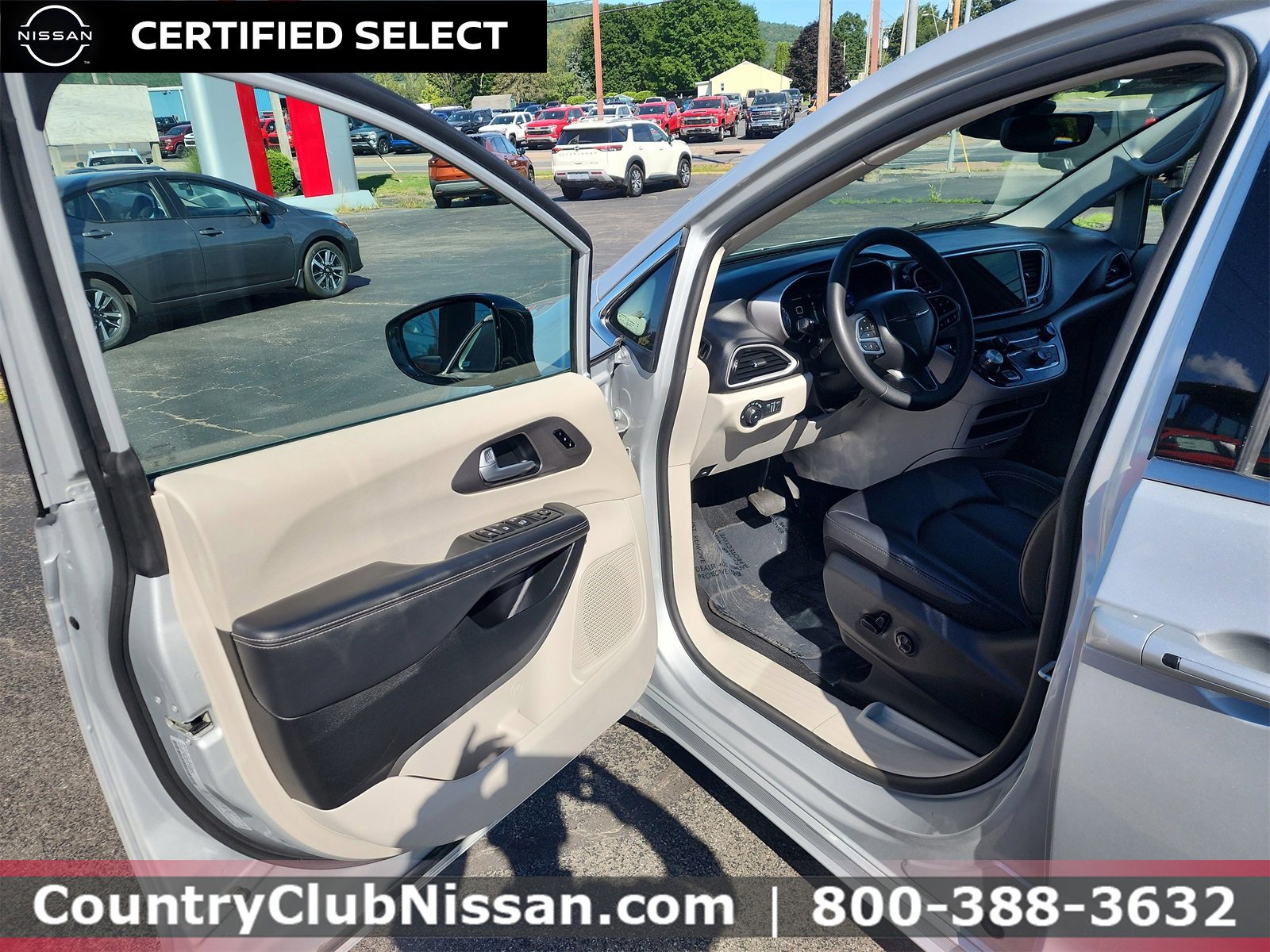 Used 2024 Chrysler Pacifica Touring-L image 10