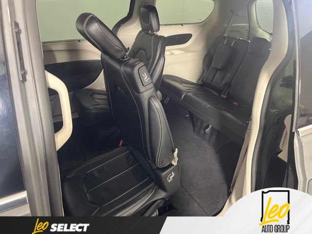 Used 2022 Chrysler Pacifica Touring-L FWD image 11