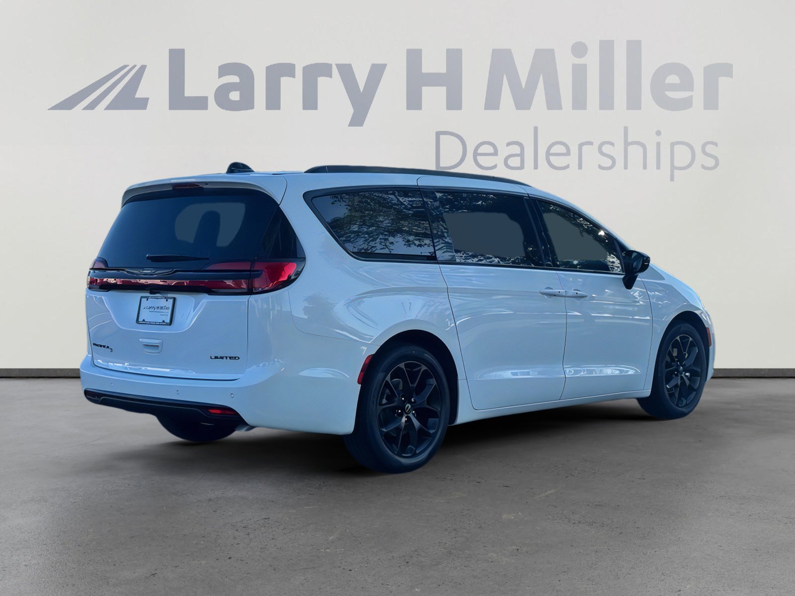 New 2026 Chrysler Pacifica Limited w/ S Appearance Package image 6