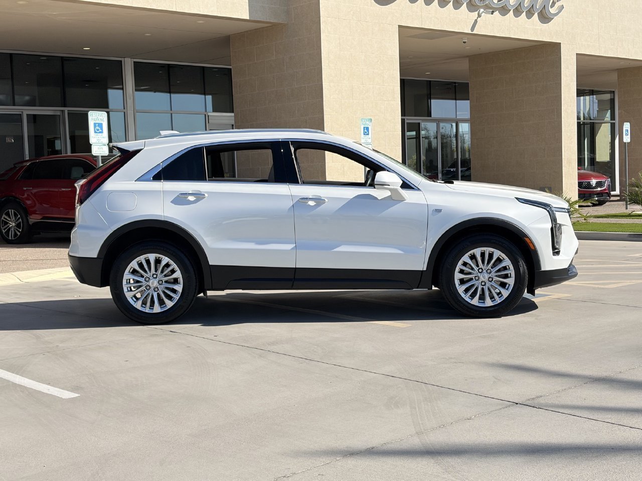 Certified 2024 Cadillac XT4 Luxury w/ Cold Weather Package FWD image 4
