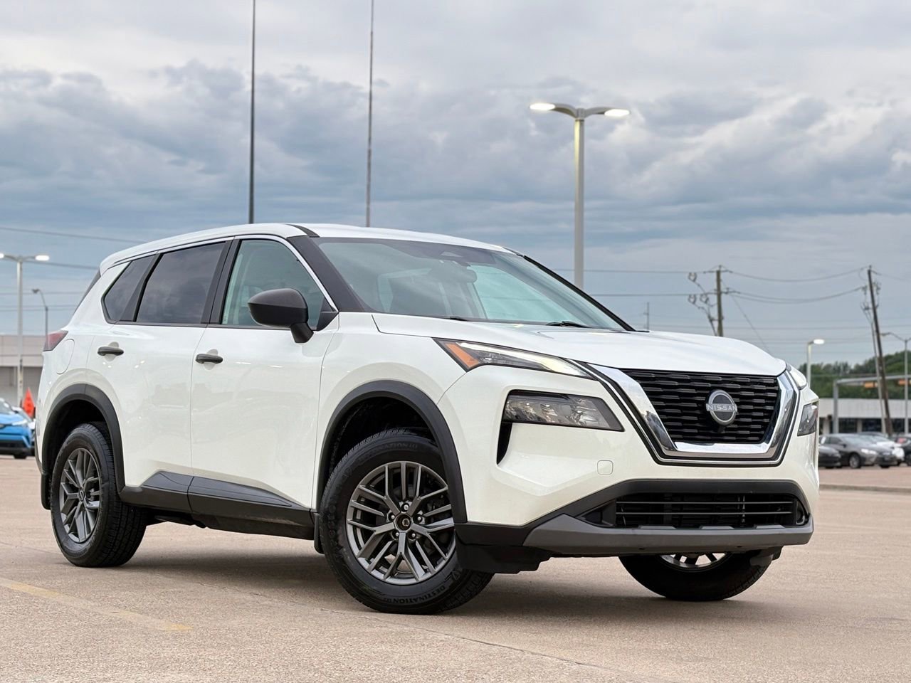Used 2023 Nissan Rogue S AWD/4WD image 2