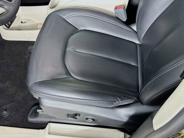 Used 2023 Chrysler Pacifica Touring-L image 19