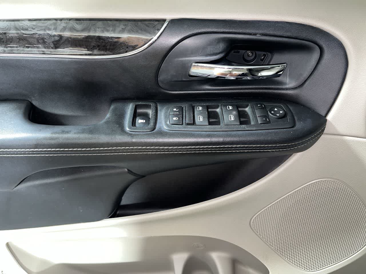 Used 2011 Chrysler Town & Country Touring-L w/ Entertainment Group #2 FWD image 13