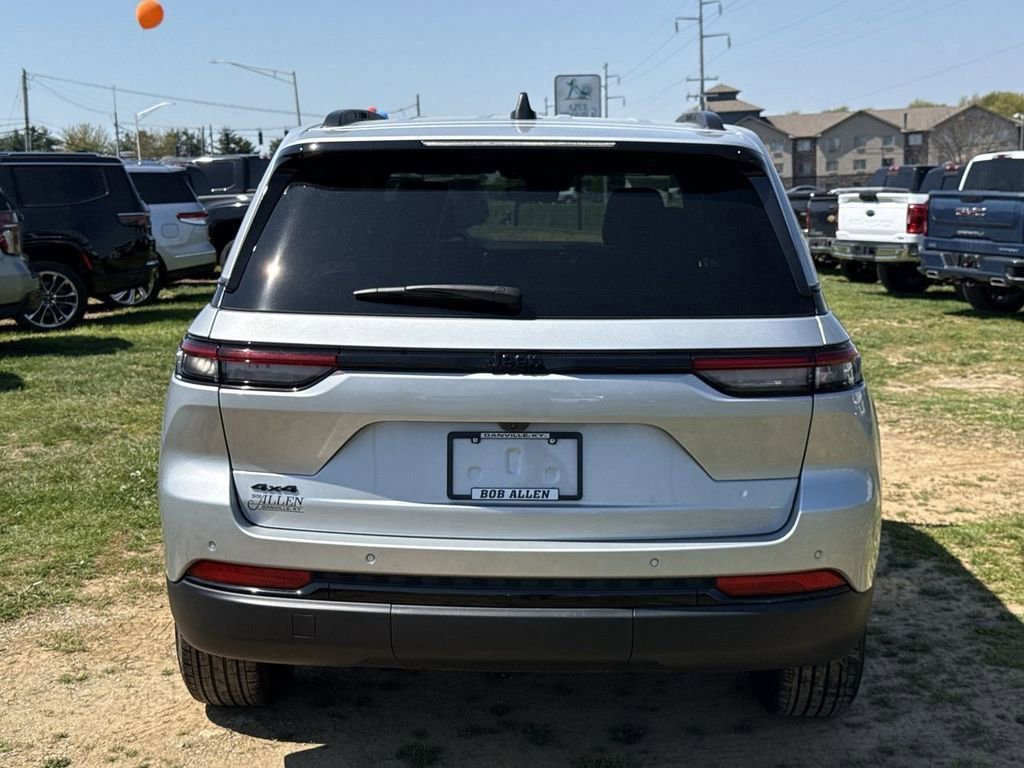 Used 2025 Jeep Grand Cherokee Altitude AWD/4WD image 19