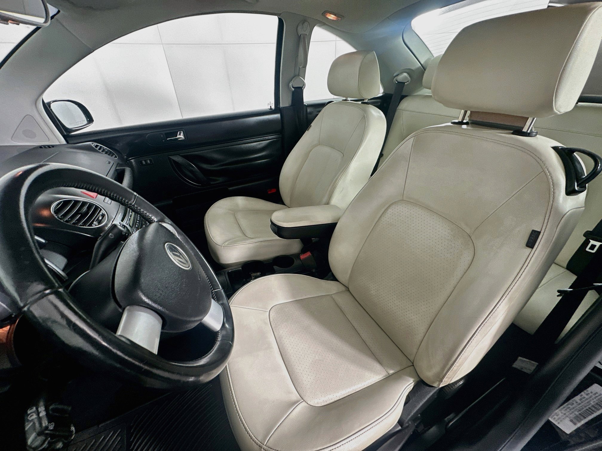Used 2010 Volkswagen Beetle Coupe FWD image 13