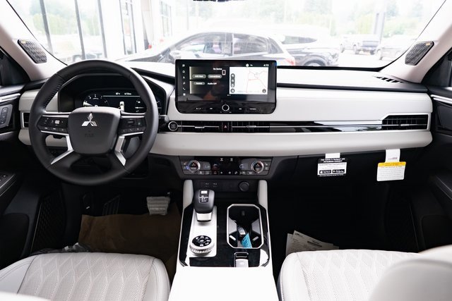 New 2025 Mitsubishi Outlander AWD image 10