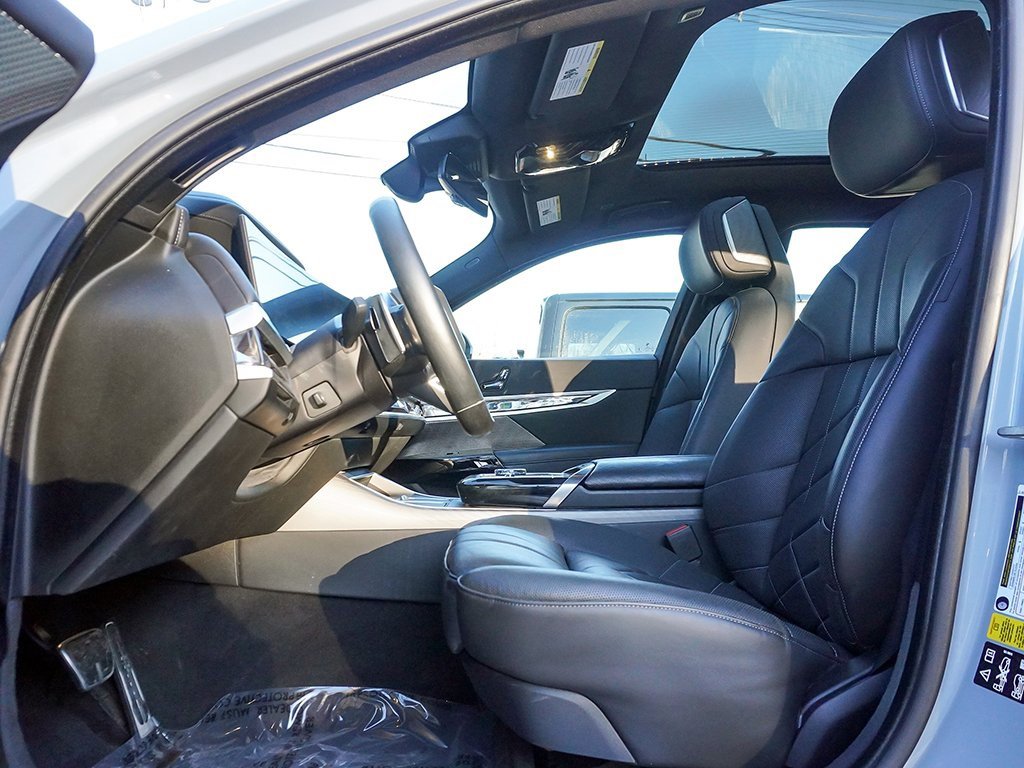 Used 2023 BMW 760i xDrive w/ Parking Assistance Package image 38