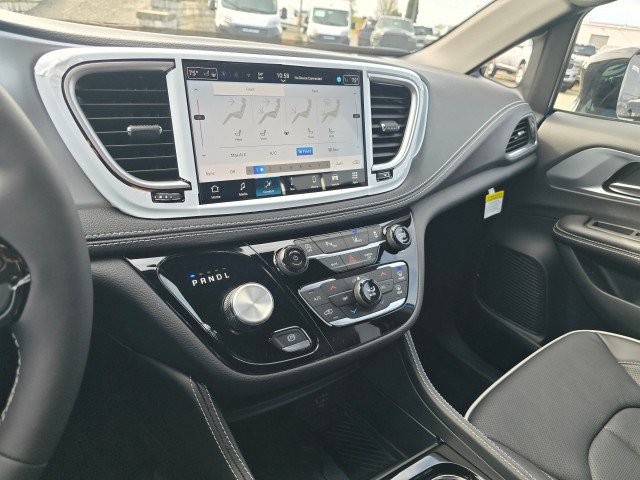 New 2026 Chrysler Pacifica Limited FWD image 34