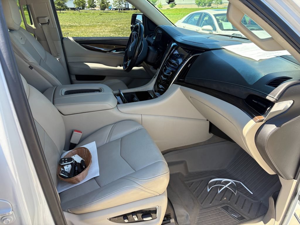 Used 2018 Cadillac Escalade Premium Luxury AWD/4WD image 6