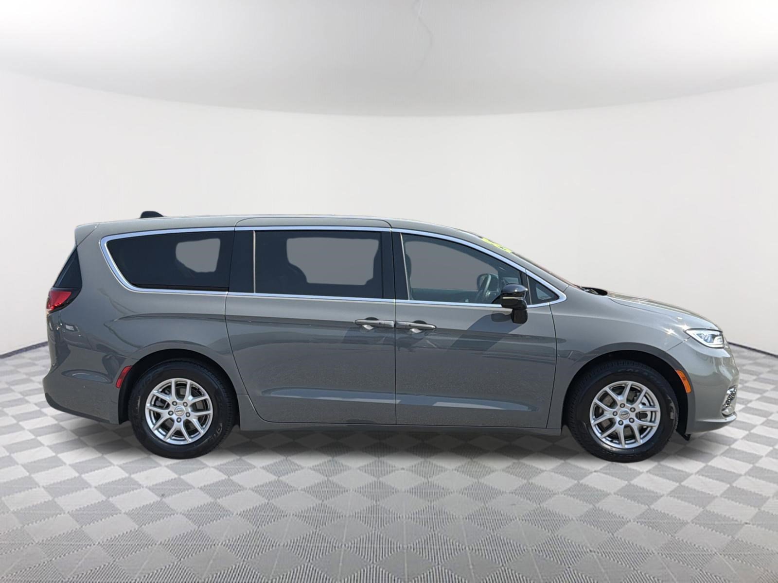 Used 2025 Chrysler Pacifica Select image 18