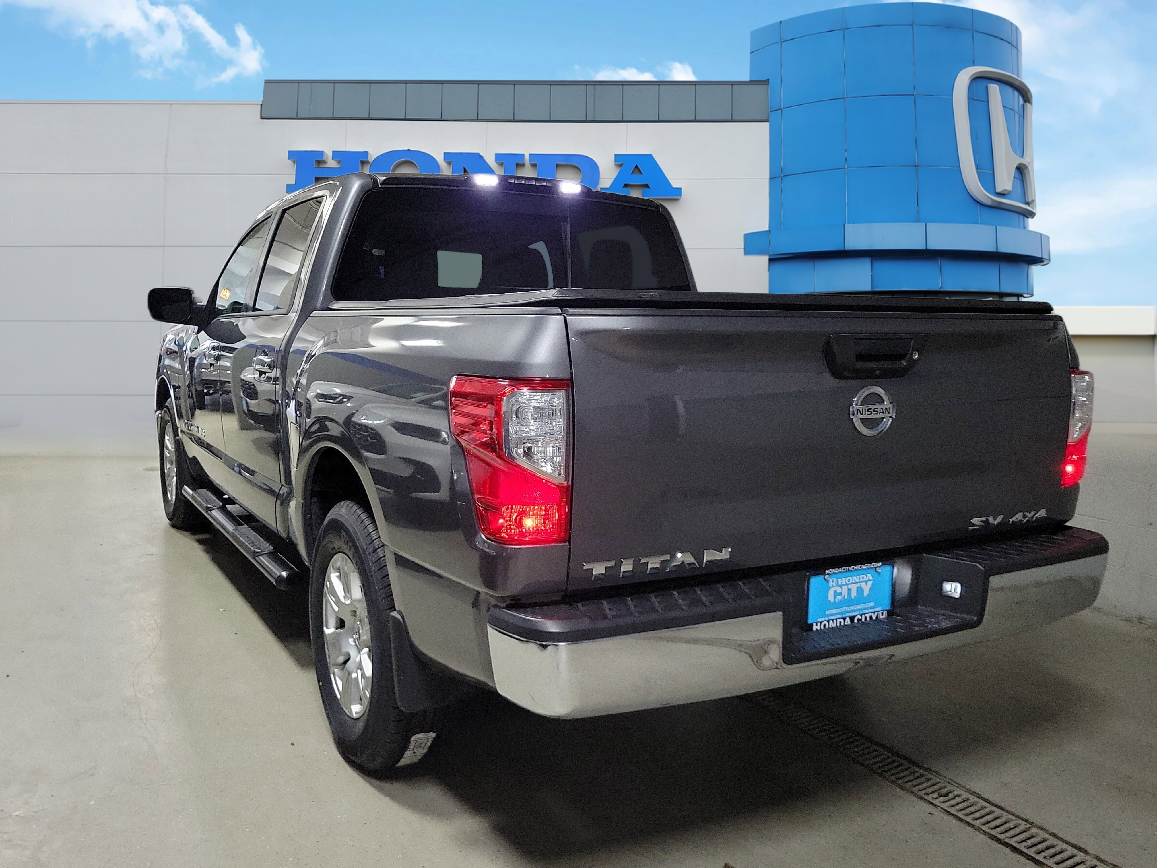 Used 2019 Nissan Titan SV image 4