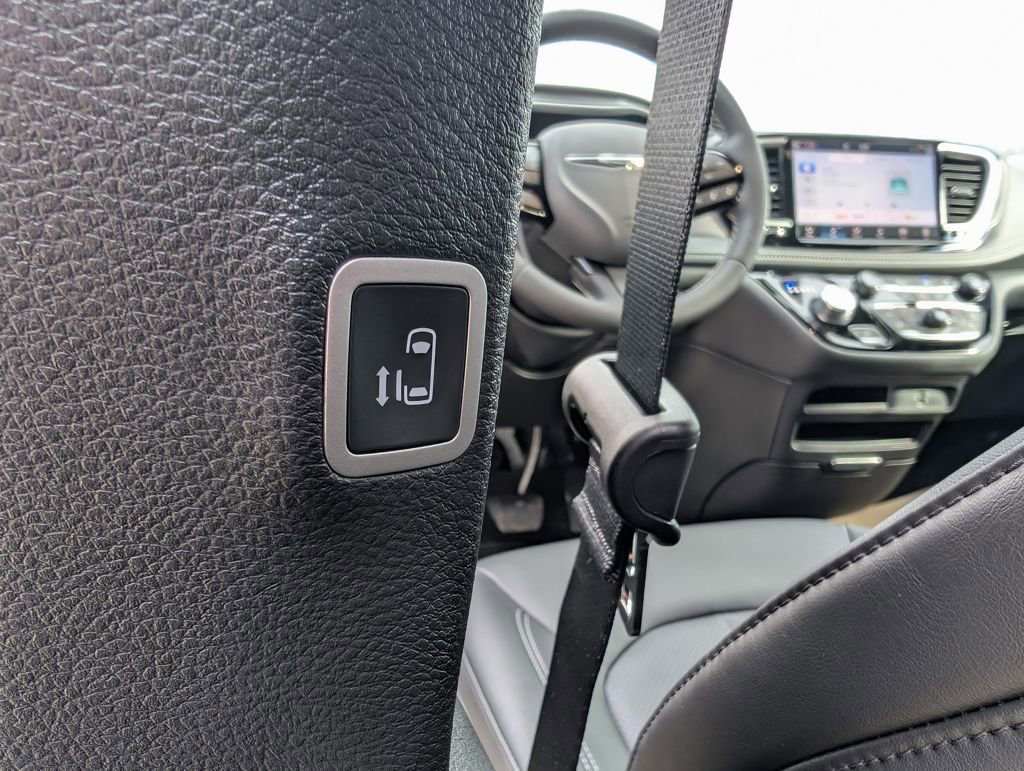 New 2026 Chrysler Pacifica Select w/ S Appearance Package FWD image 42