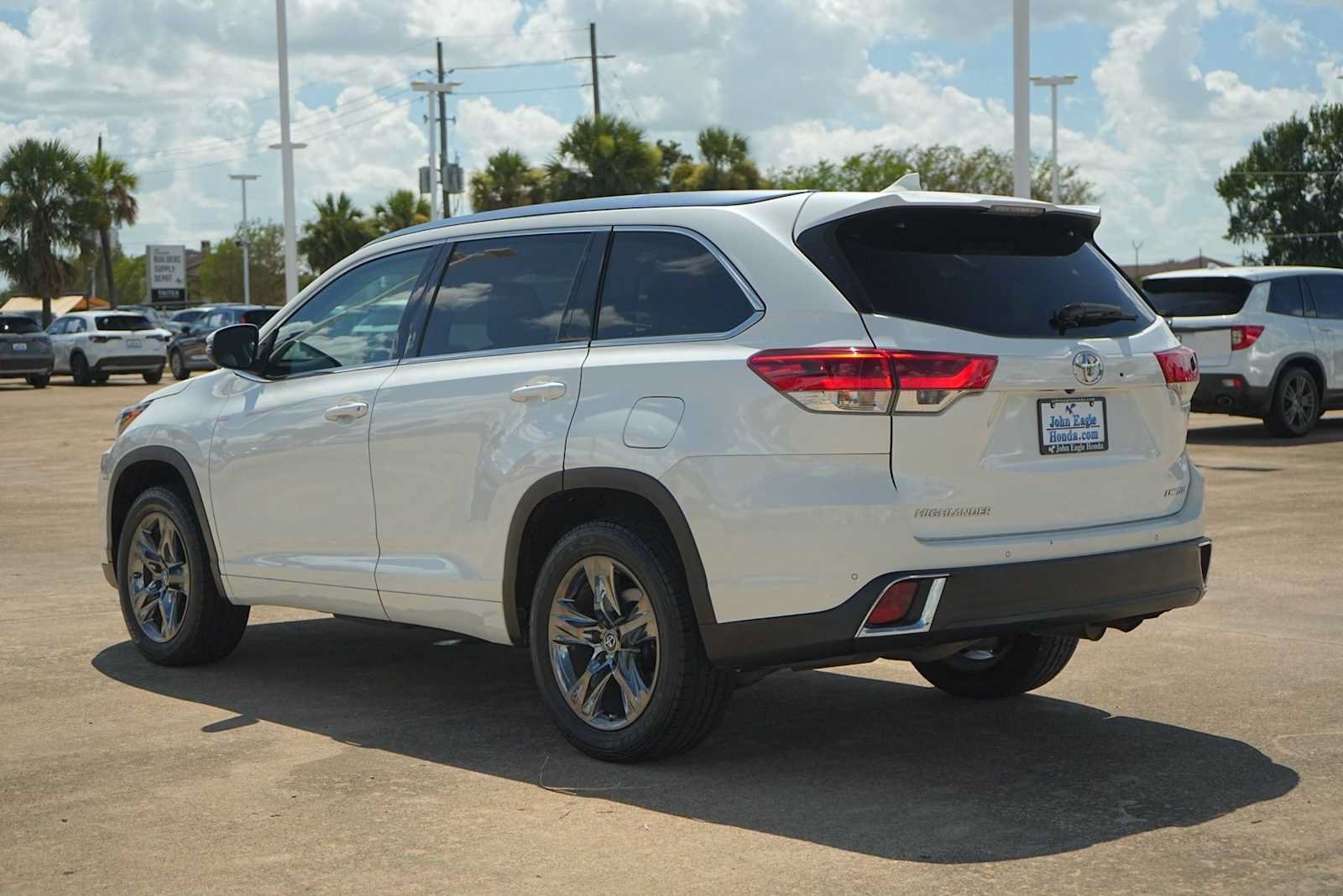 Used 2017 Toyota Highlander Limited Platinum FWD image 4