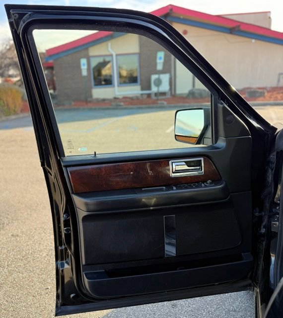 Used 2017 Lincoln Navigator Select image 16