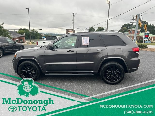 Used 2017 Jeep Grand Cherokee Altitude RWD image 3