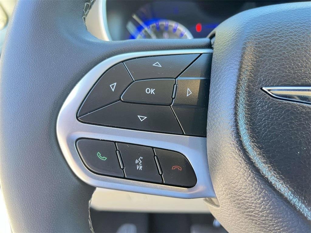 Used 2024 Chrysler Pacifica Touring-L image 15