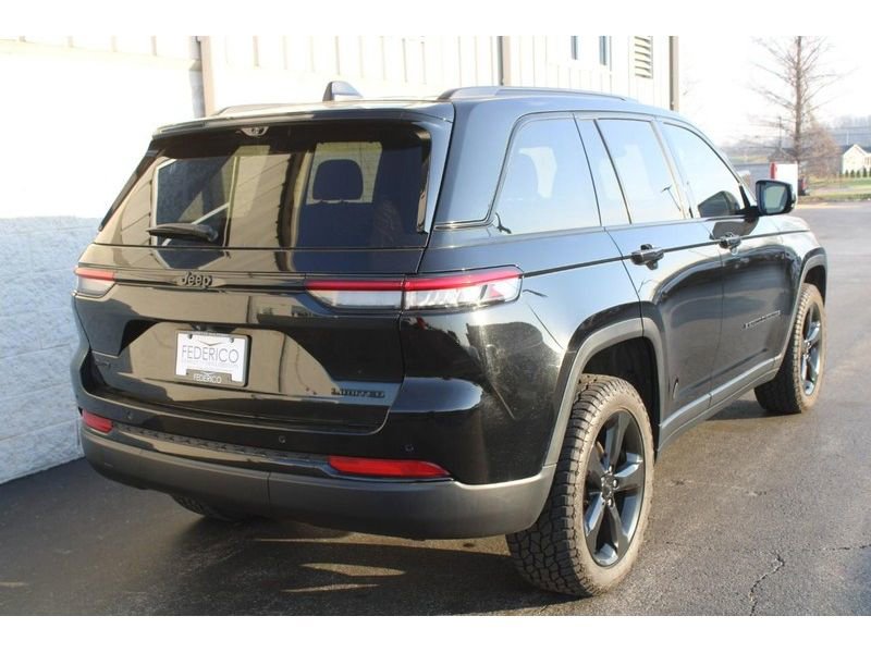Used 2023 Jeep Grand Cherokee Limited w/ Luxury Tech Group II AWD/4WD image 3