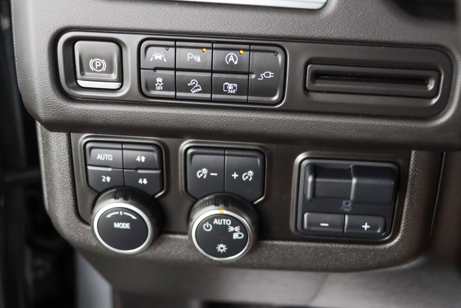 Used 2022 Chevrolet Tahoe Z71 w/ Luxury Package AWD/4WD image 23