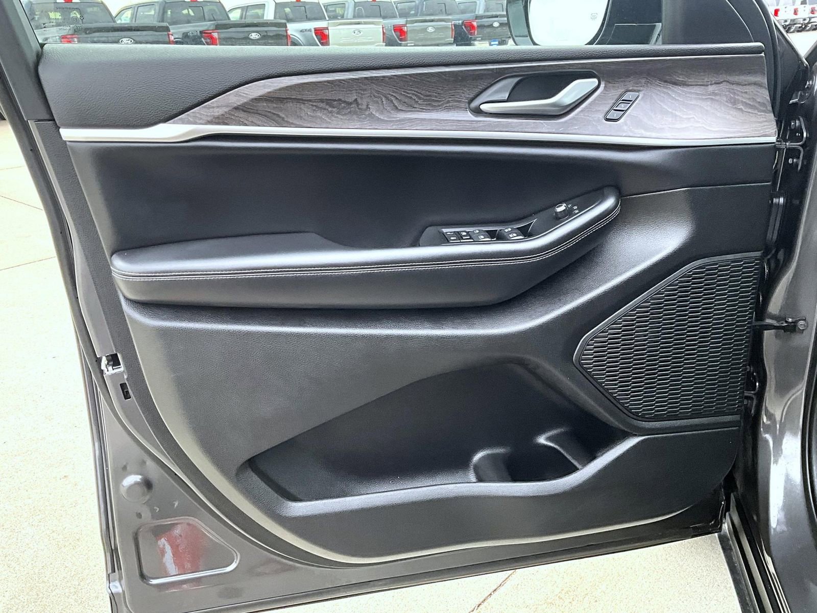 Used 2024 Jeep Grand Cherokee L Limited w/ Luxury Tech Group II image 9