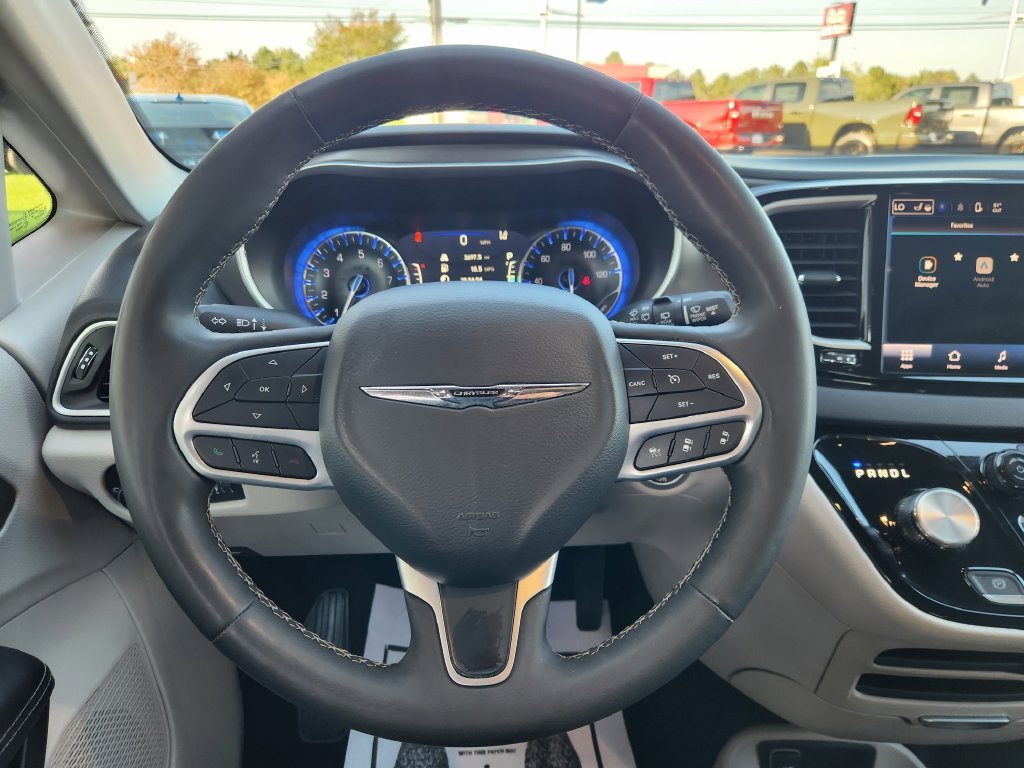 Used 2024 Chrysler Pacifica Touring-L FWD image 22