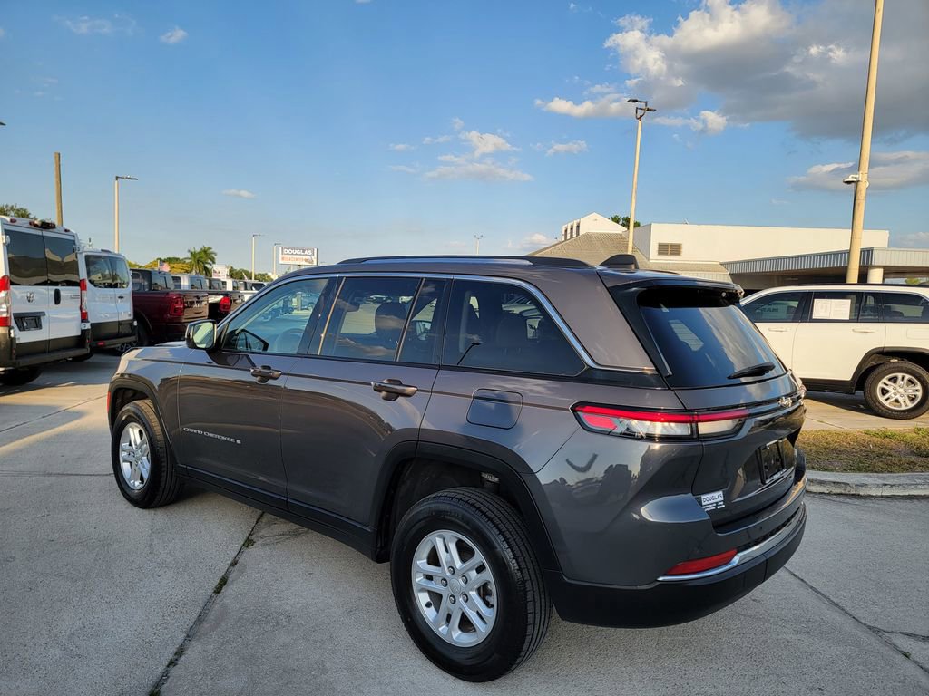 Used 2024 Jeep Grand Cherokee Laredo image 3