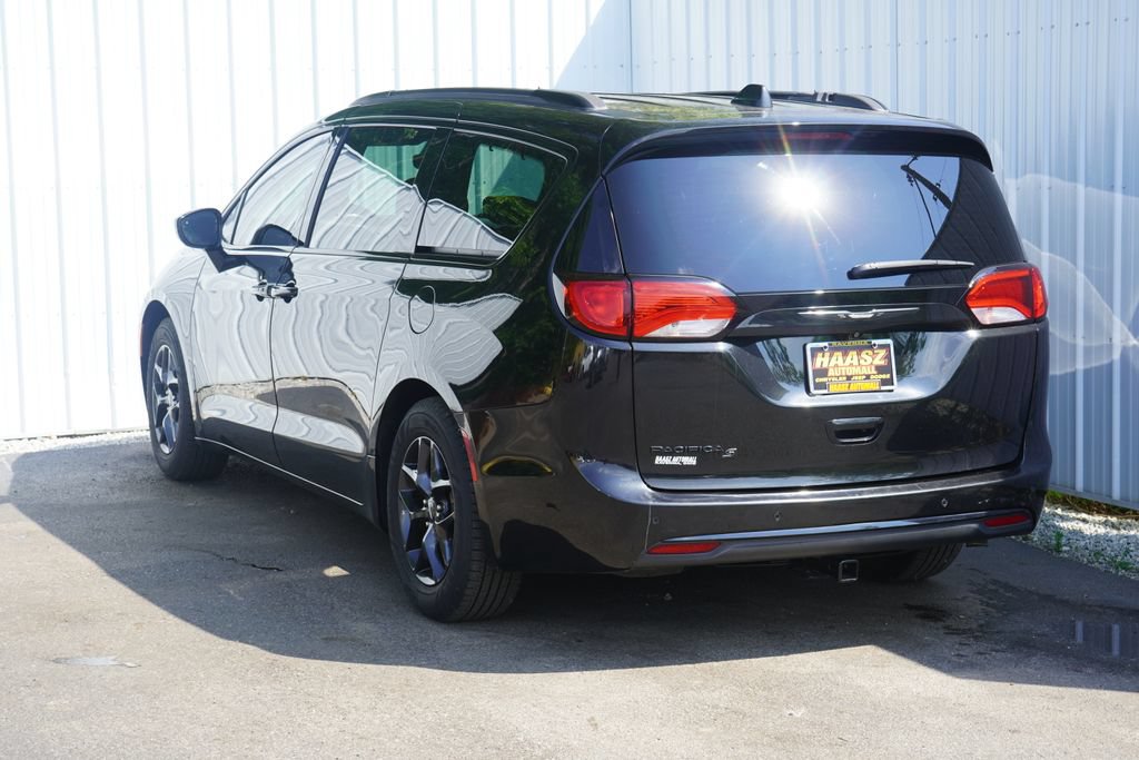 Used 2019 Chrysler Pacifica Touring-L w/ S Appearance Package FWD image 4