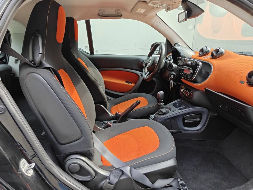 Used 2016 smart fortwo passion RWD image 20