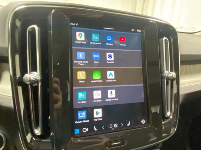 Used 2025 Volvo XC40 B5 Plus image 21