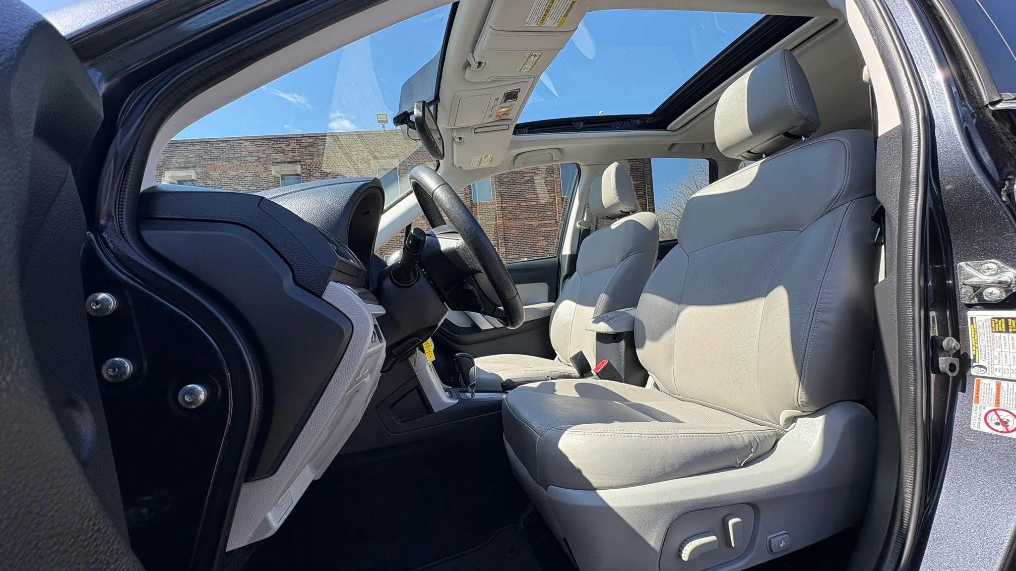 Used 2015 Subaru Forester 2.5i Limited AWD/4WD image 2