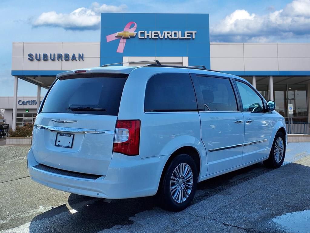 Used 2016 Chrysler Town & Country Touring-L image 4